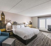 Clarion Pointe Room