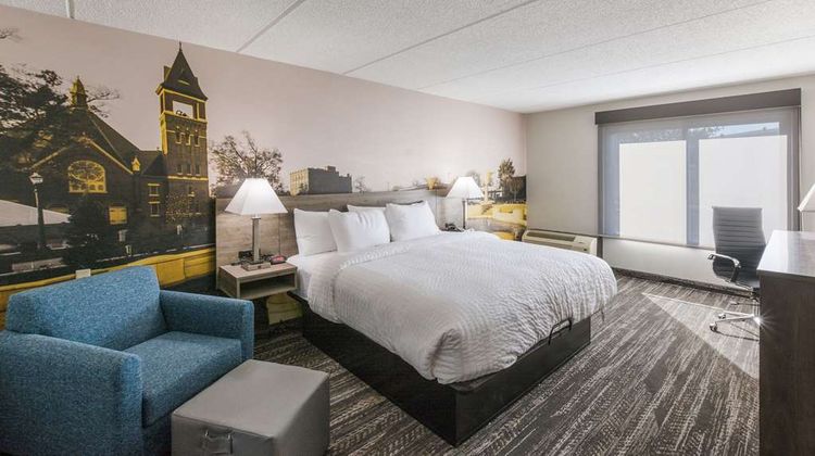 Clarion Pointe Room