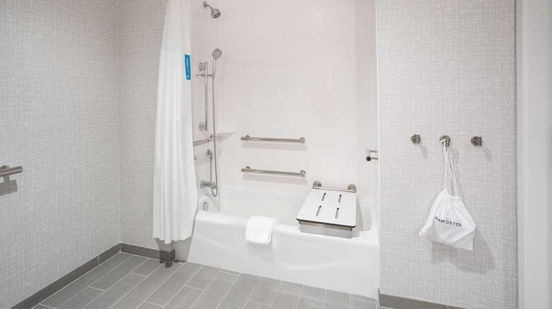 <b>Hampton Inn & Suites Watsonville Room</b>. Images powered by <a href="https://iceportal.shijigroup.com/" title="IcePortal" target="_blank">IcePortal</a>.