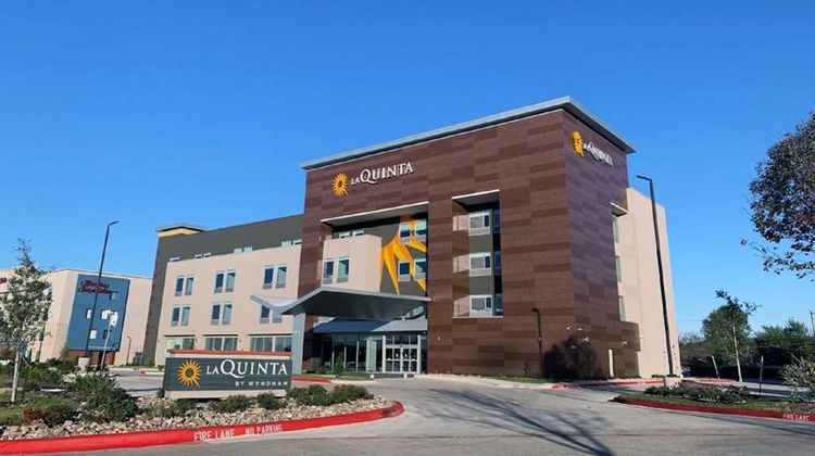 La Quinta Inn & Suites Dallas/Fairpark Exterior
