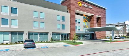 La Quinta Inn & Suites Dallas/Fairpark Exterior