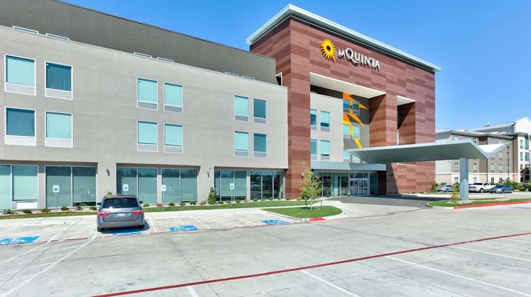 La Quinta Inn & Suites Dallas/Fairpark Exterior