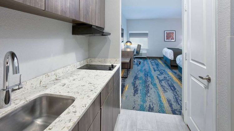 La Quinta Inn & Suites Dallas/Fairpark Suite
