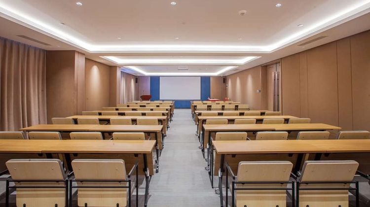 Ramada by Wyndham Luoyang Downtown Meeting