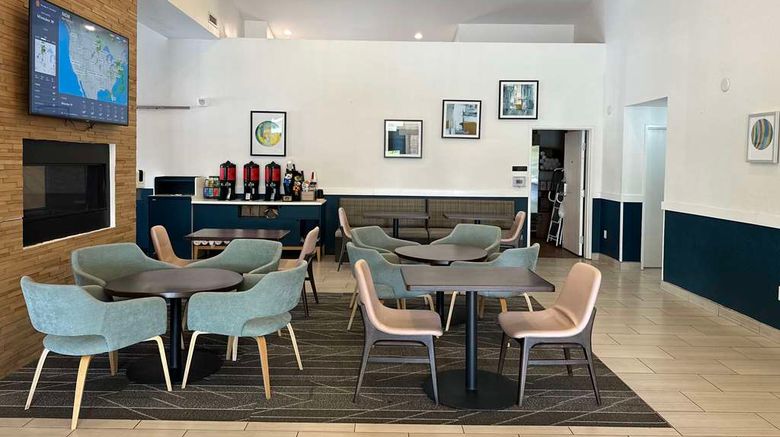 <b>Best Western Watertown Lobby</b>. Images powered by <a href="https://iceportal.shijigroup.com/" title="IcePortal" target="_blank">IcePortal</a>.