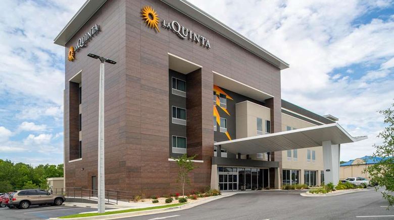 <b>La Quinta Inn & Suites by Wyndham Exterior</b>. Images powered by <a href="https://iceportal.shijigroup.com/" title="IcePortal" target="_blank">IcePortal</a>.