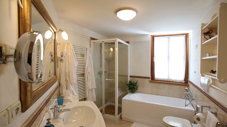 <b>Alpen Suite Hotel Room</b>. Images powered by <a href="https://iceportal.shijigroup.com/" title="IcePortal" target="_blank">IcePortal</a>.