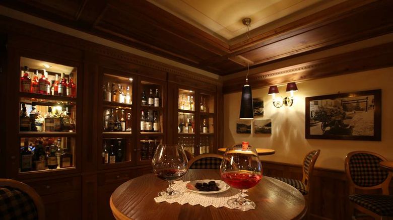 <b>Alpen Suite Hotel Restaurant</b>. Images powered by <a href="https://iceportal.shijigroup.com/" title="IcePortal" target="_blank">IcePortal</a>.