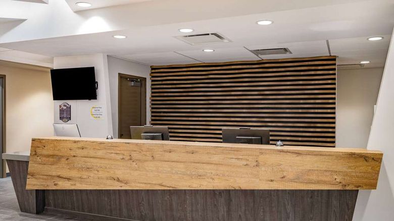 <b>Super 8 by Wyndham Moosonee Lobby</b>. Images powered by <a href="https://iceportal.shijigroup.com/" title="IcePortal" target="_blank">IcePortal</a>.