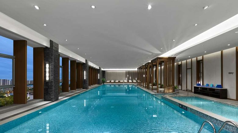 <b>Hilton Suzhou Yinshan Lake Pool</b>. Images powered by <a href="https://iceportal.shijigroup.com/" title="IcePortal" target="_blank">IcePortal</a>.