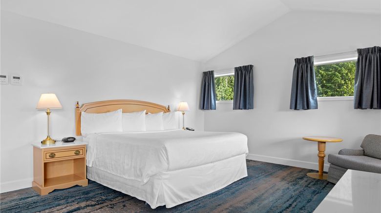 <b>Kootenay Lakeview Resort, BW Signature Suite</b>. Images powered by <a href="https://iceportal.shijigroup.com/" title="IcePortal" target="_blank">IcePortal</a>.