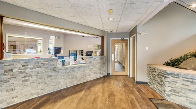 Quality Inn and Suites Gorham Riverside Lobby