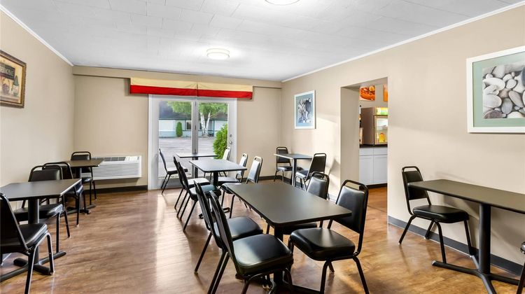 Quality Inn and Suites Gorham Riverside Restaurant