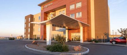 La Quinta Inn & Suites by Wyndham Exterior