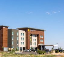 La Quinta Inn & Suites by Wyndham Exterior