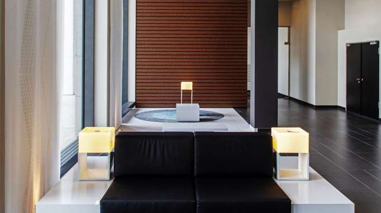 <b>Steigenberger Airport Hotel Berlin Lobby</b>. Images powered by <a href="https://iceportal.shijigroup.com/" title="IcePortal" target="_blank">IcePortal</a>.