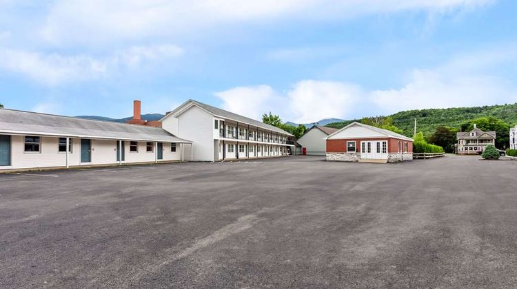Rodeway Inn Gorham Riverside Exterior