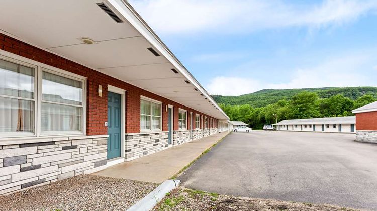 Rodeway Inn Gorham Riverside Exterior