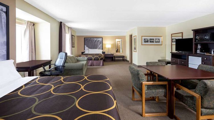 Super 8 by Wyndham Niagara Falls Suite