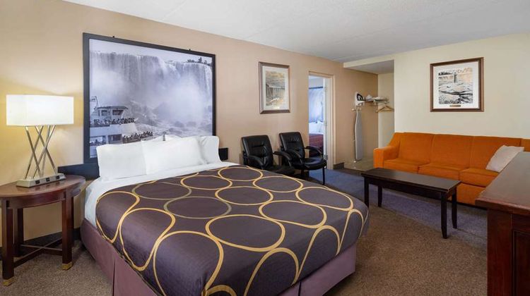 Super 8 by Wyndham Niagara Falls Suite