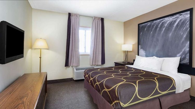 Super 8 by Wyndham Niagara Falls Suite