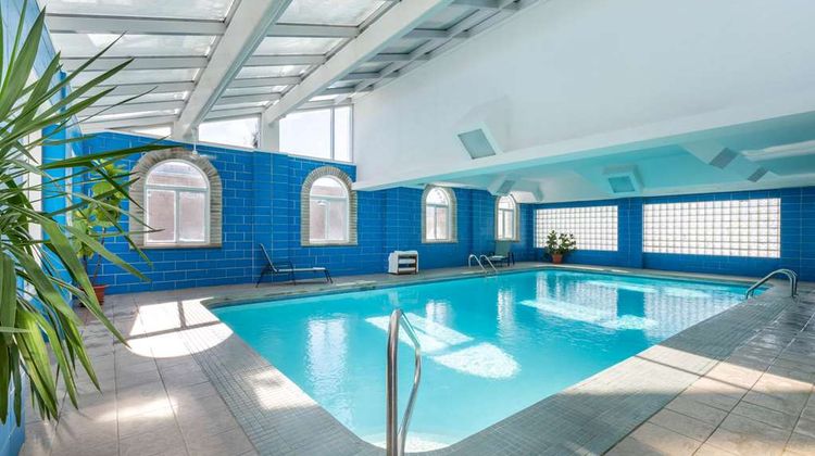 Super 8 by Wyndham Niagara Falls Pool