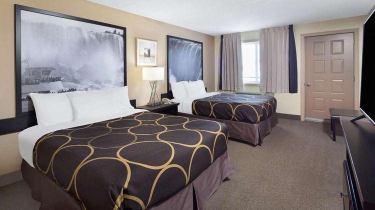 Super 8 by Wyndham Niagara Falls Suite