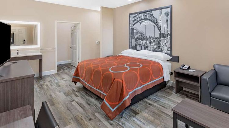 Super 8 by Wyndham Houston NW Room