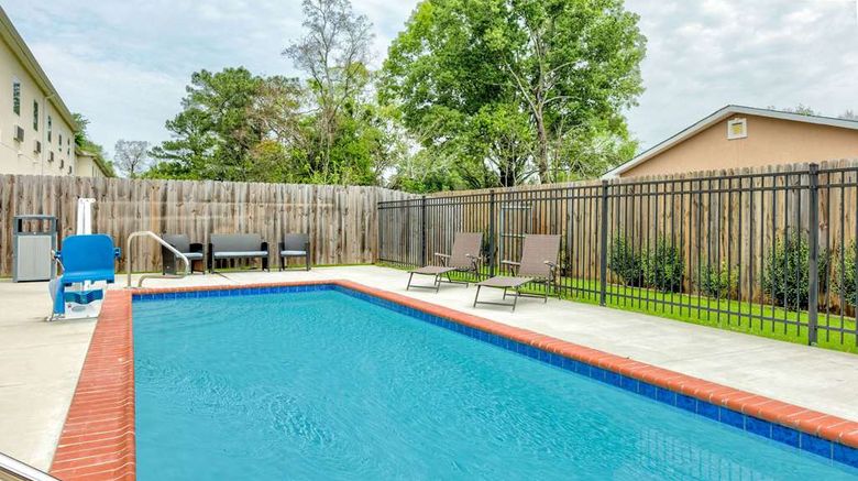 <b>Days Inn by Wyndham Zachary Pool</b>. Images powered by <a href="https://iceportal.shijigroup.com/" title="IcePortal" target="_blank">IcePortal</a>.