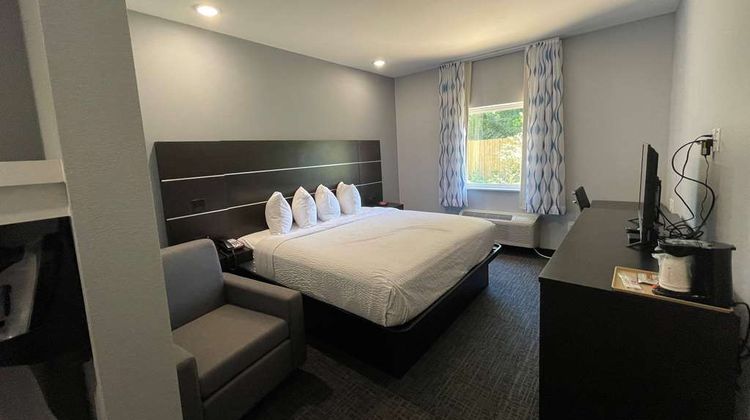 Days Inn by Wyndham Zachary Room