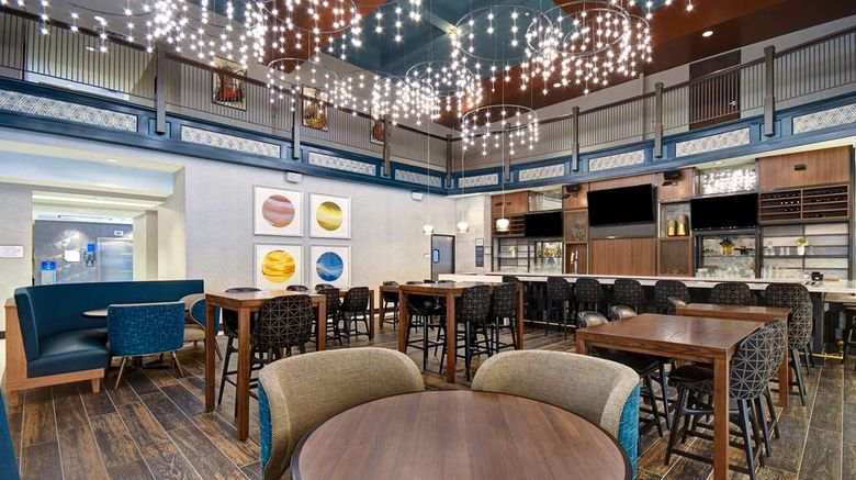 <b>Hilton Garden Inn Kalamazoo Downtown Lobby</b>. Images powered by <a href="https://iceportal.shijigroup.com/" title="IcePortal" target="_blank">IcePortal</a>.