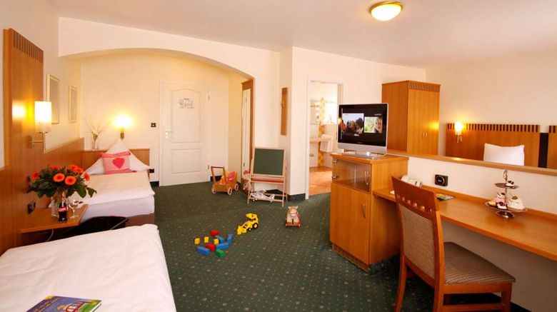 <b>Kaiserhof Hotel Suite</b>. Images powered by <a href="https://iceportal.shijigroup.com/" title="IcePortal" target="_blank">IcePortal</a>.