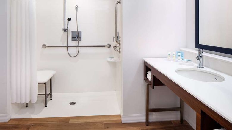 <b>Hampton Inn Boston Seaport District Room</b>. Images powered by <a href="https://iceportal.shijigroup.com/" title="IcePortal" target="_blank">IcePortal</a>.