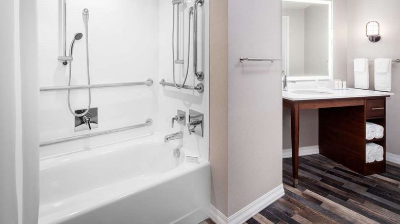 <b>Hampton Inn Boston Seaport District Room</b>. Images powered by <a href="https://iceportal.shijigroup.com/" title="IcePortal" target="_blank">IcePortal</a>.