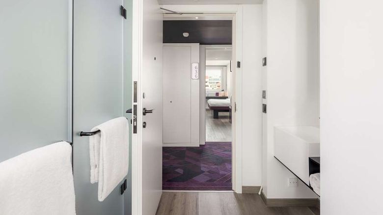 <b>YOTEL Porto Suite</b>. Images powered by <a href="https://iceportal.shijigroup.com/" title="IcePortal" target="_blank">IcePortal</a>.
