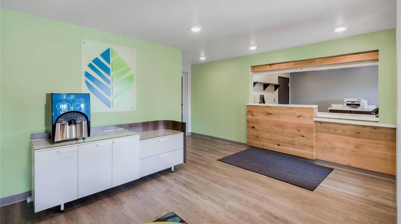 <b>WoodSpring Suites Chicago Addison Lobby</b>. Images powered by <a href="https://iceportal.shijigroup.com/" title="IcePortal" target="_blank">IcePortal</a>.