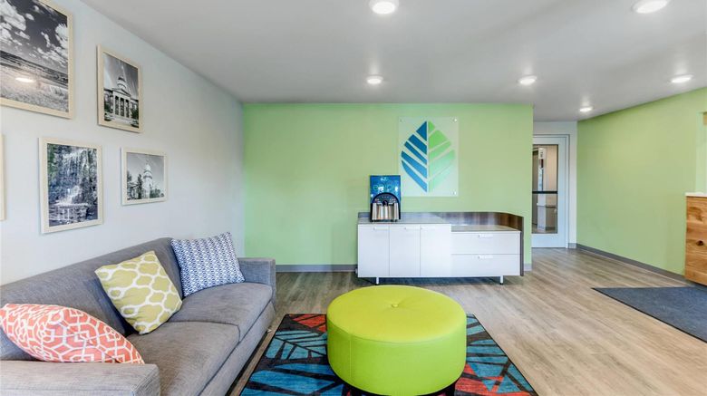 <b>WoodSpring Suites Chicago Addison Lobby</b>. Images powered by <a href="https://iceportal.shijigroup.com/" title="IcePortal" target="_blank">IcePortal</a>.