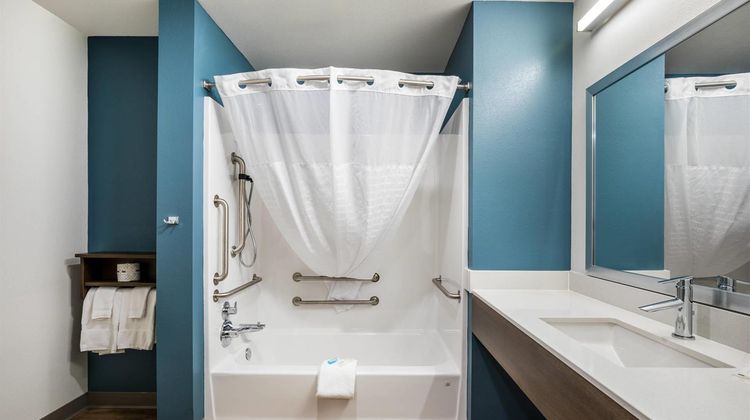 WoodSpring Suites Chicago Addison Room
