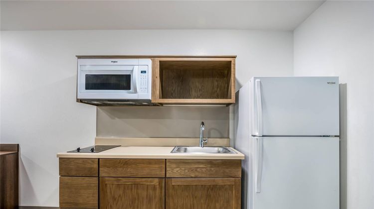 WoodSpring Suites Chicago Addison Suite