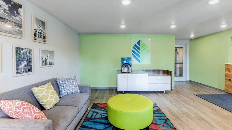 WoodSpring Suites Chicago Addison Lobby
