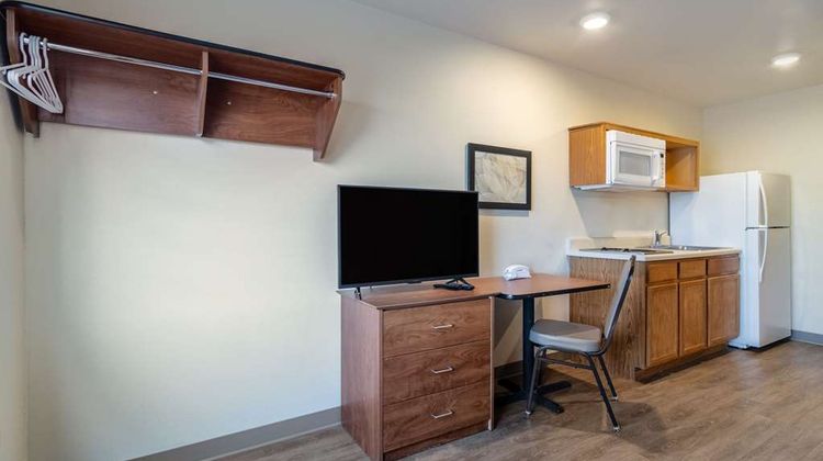 WoodSpring Suites Champaign Urbana Room