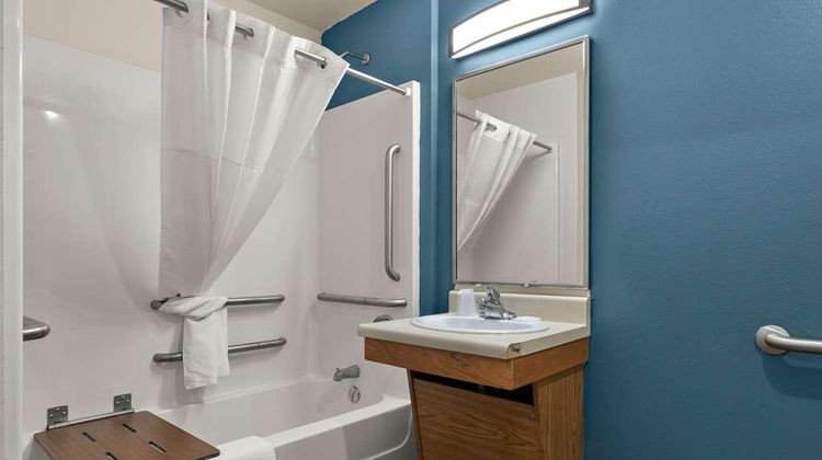 WoodSpring Suites Champaign Urbana Room