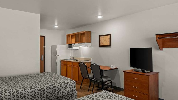 WoodSpring Suites Evansville Room