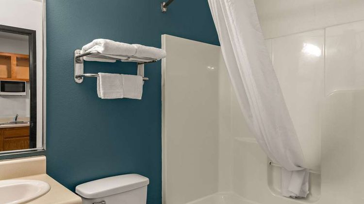 WoodSpring Suites Evansville Room