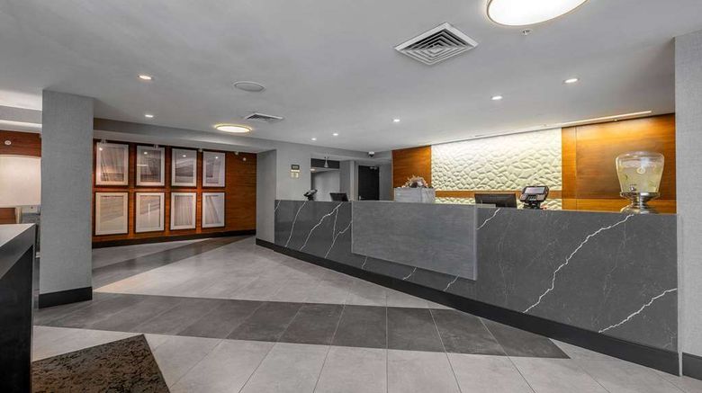 <b>State House Inn Lobby</b>. Images powered by <a href="https://iceportal.shijigroup.com/" title="IcePortal" target="_blank">IcePortal</a>.