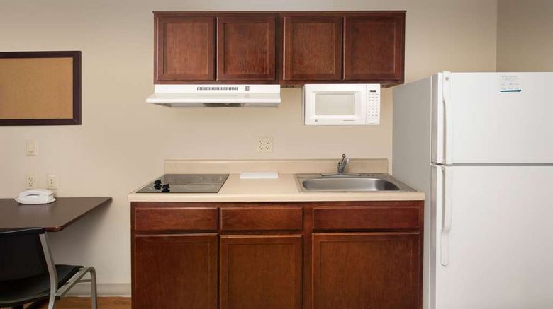 <b>WoodSpring Suites Topeka Room</b>. Images powered by <a href="https://iceportal.shijigroup.com/" title="IcePortal" target="_blank">IcePortal</a>.