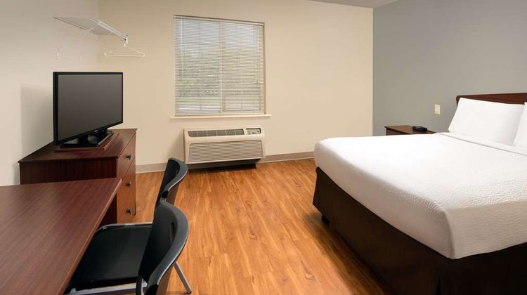 WoodSpring Suites Topeka Room