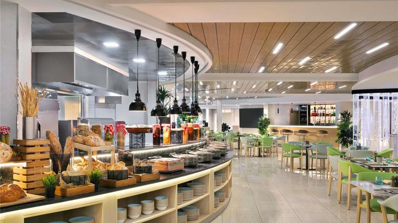 <b>Swissotel Al Murooj Dubai Restaurant</b>. Images powered by <a href="https://iceportal.shijigroup.com/" title="IcePortal" target="_blank">IcePortal</a>.