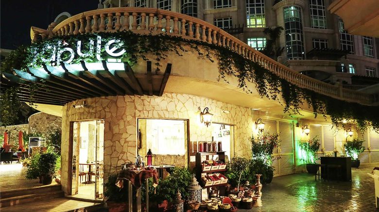 <b>Swissotel Al Murooj Dubai Restaurant</b>. Images powered by <a href="https://iceportal.shijigroup.com/" title="IcePortal" target="_blank">IcePortal</a>.