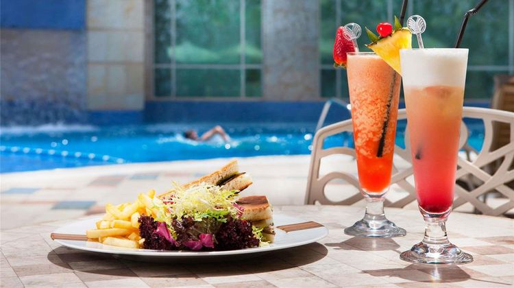 Swissotel Al Murooj Dubai Pool